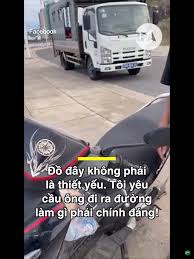 Xem clip ông phó chủ tịch phường dạy bảo anh công nhân rằng, bánh mì không phải là thực phẩm, anh công nhân vâng dạ lắng nghe, tui không thấy thương anh công nhân mà lại thương ông phó chủ tịch phường vì sự nghiệp thăng tiến của ông đến đây là hết, còn anh công nhân là phận cỏ dại bị o. Vzq0w Gqeyzh8m