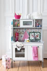 Die Ruckwand Der Kinderkuche Von Ikea Ganz Einfach Tapezieren So Sieht Sie Gleich Noch Niedlicher Aus Ohhh Mhhh Ikea Kuche Kinder Kinderkuche Ikea Kids