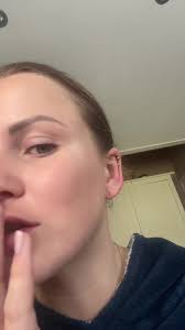 Drama rondom oorbel die IN huid zit vastgeschoten