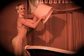 Using Burlesque to Heal Body Issues & Empower Women - Pyragraph