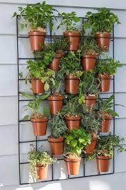 Vertikaler Garten Mit Blumentopfen Selber Bauen Und Anlegen Balkon Pflanzen Pflanzen Vertikaler Garten