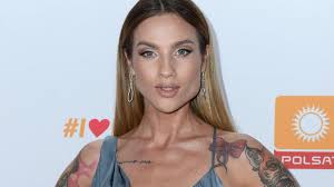 Karolina gilon's birth sign is sagittarius. Karolina Gilon W Najodwazniejszej Kreacji Na Ramowce Polsatu Rozciecie W Sukience Odslonilo Nie Tylko Nogi Ale I Brak Bielizny