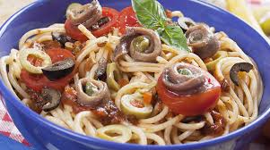 Una ricetta che si prepara molto frequentemente sono gli spaghetti alla puttanesca, cioè con acciughe, capperi ed olive. Ricetta Spaghetti Acciughe E Olive Nere Giornale Del Cibo