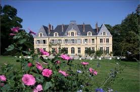 De grandes tours avec des donjons, des remparts, un pont levis, un grand parc et des jardins à la française fleuris… Chateau For Sale Yvelines Ile De France Exceptional Castle West Of Paris French Classical Castle With Symmetrical Architectur French Chateau Yvelines Chateau