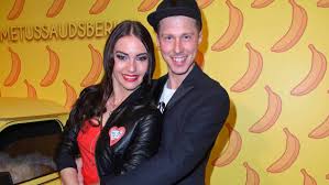 Löydät toimituksellisia arkistokuvia aiheesta renata lusin valentin lusin ja paljon muuta shutterstockin toimituksellisten valokuvien kokoelmasta. Renata Und Valentin Lusin Bekommen Sie Ein Baby