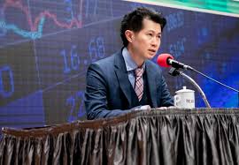丁怡銘打疫苗 賴香伶氣哭：防疫這件事 他做過什麼功德？ 行政院政務顧問丁怡銘遭爆已在5月施打az疫苗，民眾黨立委賴香伶氣憤到哽咽說，「他在防疫這件事上出過什麼力？ 做過什麼功德？ 」民眾黨立委張其祿更說，「太差勁了。」 Ebwdj0ks8peim