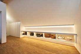 Diese Ankleide Unter Der Dachschrage Besticht Durch Ihr Schlichtes Design Das An Der Wand Montierte Offene Rega Ankleide Zimmer Dachschrage Einrichten Zimmer