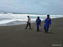 Tempat rekrasi pantai laguna lembupurwo kebumen ialah wisata pantai baru yang memiliki keunikan gumuk pasir dan hutan mangrove tumbuh di sepanjang laguna. Hingga Hari Ini Sat Polairud Polres Kebumen Masih Lakukan Pencarian Korban Laka Laut Tribrata News Jawa Tengah