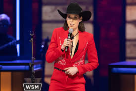 Lainey Wilson Proves She's A True Entertainer At Billy Bob's Texas, Sings  Through Power Failure With Megaphone