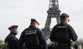 Three men suspected of 'psychological violence' at Eiffel Tower