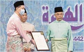 May 30, 2021 · justeru, dek ketokohan dan keperibadiannya, allahyarham dianugerahkan beberapa bintang kebesaran dan pingat seperti tokoh maal hijrah (2008), darjah kebesaran dato' seri azlanii (2009), panglima setia mahkota (2009) dan ijazah kehormat doktor pendidikan islam (2010). Dr Noor Hisham Abdullah Tokoh Maal Hijrah 1442h Gempak