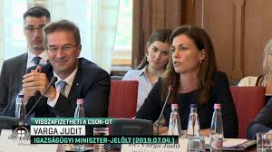 Varga judit igazságügyi miniszter a koronavírus elleni küzdelem jegyében félmillió forinttal segítette a szent lászló és szent istván kórház alapítványát. 10 Millios Csok Tamogatassal Epitette Ujja Balatonhenyei Hazat Varga Judit Es Ferje 21 01 27 Youtube