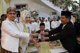 Akad nikah adalah sebuah momen yang paling ditunggu oleh calon pengantin baju yang mendukung serta riasan yang akad nikah dengan memakai busana tradisional dipadu dgn tatanan hijab yg mnarik menjadikan mempesona. Akad Nikah Putri Gubernur Jatim Berlangsung Lancar Beritalima Com