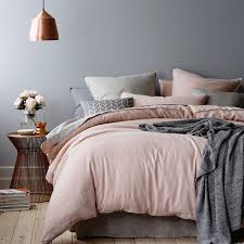 On a utilisé ici cette contrainte pour rendre la tête de lit grise plus intime et confortable. Utiliser Le Gris Et Le Rose Dans Une Chambre D Adulte My Blog Deco