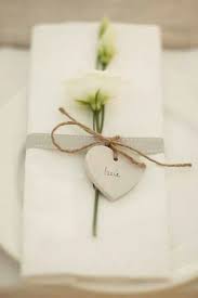 Tanti modelli di segnaposto per matrimonio su carta di qualità, da coordinare a partecipazioni di nozze e menù, per assegnare i posti a tavola ai tuoi invitati. 40 Idee Di Segnaposti Fai Da Te Per Il Tuo Matrimonio Biglietti Di Nozze Segnaposto Matrimonio Fai Da Te Matrimoni A Tema