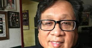 Why is musician Mark Arneson encouraging Fancy Ray to rap outside his  shower?