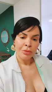 Meu nome é Michelle Motta, trabalho com estética a 7 anos e sou  especialista em estética corporal e facial. Nesse final de semana estarei  ministrando aqui no meu espaço uma capacitação de