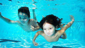 Wir nehmen kinder in unseren wasserwachtsschwimmkursen erst ab koordinierte schwimmbewegungen (brustschwimmen) können kinder ab 5 jahren lernen. Schwimmen Lernen Letsfamily