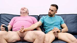 Torbe se calienta y masturba con excitado Zeus al lado- locuragay.com