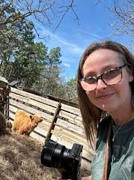 I have a few photographers I've been looking at for my children's Christmas  minis but is there anyone doing shoots with a highland cow or other animal?  😍