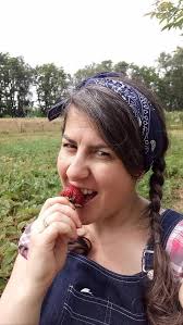 Весняні квіти, дерева в цвіті. Flowers blooming in the spring season in  Ukraine! #aussie #homestead #garden #ukraine🇺🇦 #cats #flowers  @ukr_mattinson