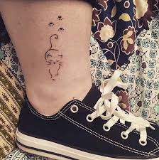 Ayak bileğine yaprak şeklinde dövme. Tattoos Panosundaki Pin