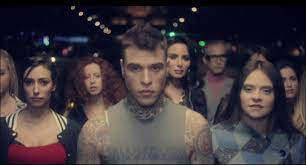 E gli anni passano e non ci cambiano davvero trovi che io sia diverso guardami in faccia i miei occhi parlano e tu dovresti ascoltarli un po'. Testo E Video Della Canzone Magnifico Di Fedez Cantata Con Francesca Michielin