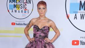 Ihren künstlernamen leitete sie als anagramm von ihrem vornamen ashley ab, versteht ihn aber auch als erinnerung an die halsey street in brooklyn, wo ihr damaliger freund lebte. Fans Denken Halsey Ist Verheiratet Hier Ist Der Grund News24viral