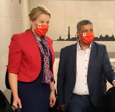 Franziska giffey, 43 jahre alt, beliebte sachbuchautorin, geboren am 3. Berlin Dann Steht Unsere Tur Offen Signalisiert Die Cdu Der Spd Welt