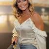 Helene fischer (krasnoyarsk, 5 de agosto de 1984) é uma cantora alemã nascida na extinta união soviética.figura entre as cantoras de sucesso europeias cantando canções em um estilo que se assemelha ao estilo country americano, em alemão conhecido por schlager. 1