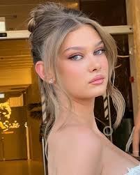 Sharon Stefan's Instagram, Twitter & Facebook