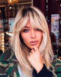 Model gaya rambut bob layer panjang ikal dengan atau tanpa poni untuk wanita wajah bulat tampak dari belakang terbaru. Model Potongan Rambut Wanita Sesuai Bentuk Wajah