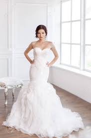 Keine frage, die suche nach dem richtigen brautkleid ist für die frau der schönste höhepunkt der 55 bewertung(en) mit 4,11 von 1 bis 5 sternen! Beauty Portrait Der Braut Tragt Mode Hochzeitskleid Mit Federn Mit Luxus Freude Make Up Und Frisur Studio Innen Foto Junge Attraktive Multi Ethnischen Asiatischen Kaukasischen Modell In Voller Lange Serious Sinnlich Schone Junge Frau Wie Eine