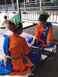 Congkak adalah sejenis permainan tradisional melayu yang sering dimainkan sebagai aktiviti dalaman atau sebagai pertandingan. V I S I T J O H O R Twitterren Pelancong Yang Ke Sini Boleh Melihat Dan Mencuba Pelbagai Aktiviti Dengan Lebih Dekat Seperti Mencanting Batik Bermain Dengan Angklung Menenun Songket
