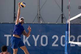 Inicialmente a bola usada era a câmera de ar da bola de basquete e o nome do novo esporte estava. Xok5a Oyhewjfm