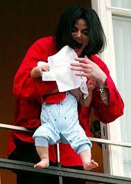 A more serious kind of peter pan syndrome. Jacksons Drei Kinder Vorerst Bei Seiner Mutter Nzz