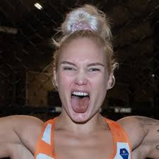 Cornelia Holm vs. Kayla Hracho, The Fighter Season 2