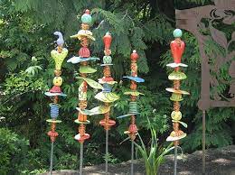 Garden Totems 28 Design Ideas In Glass Ceramic Mosaic And Wood Garden Pottery Glass Garden Art Garden Totems