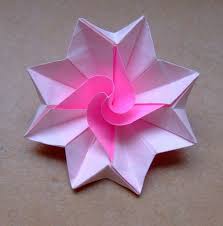 J'avais déjà joué avec les rouleaux de papier wc pour vous présenter lapin de pâques et papillons, et j'ai eu envie de m'en servir à nouveau pour des fleurs en forme de soleils. Un Origami Facile Fleur A Offrir Ou Pour Vous Amuser Tout En Creant De Belles Choses Archzine Fr Origami Facile Fleur Origami Facile Origami