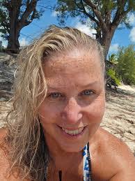 Angela Landers's Instagram, Twitter & Facebook