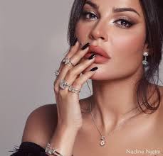 🤗👇 إطلالة النجمة اللبنانية (نادين نسيب نجيم) من جلسة تصوير خاصة بها مع  شركة مجوهرات (Damas Jewellery)، والتي اعلنت قبل ايام عن كونها سفيرة هذه  الماركة العريقة والوجه الاعلاني لها في منطقة