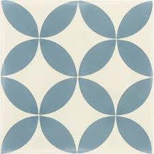 Un carrelage sol en carreaux de ciment noir et blanc avec des lignes droites pour un salon moderne tendance. Carreau De Ciment Sol Et Mur Bleu Et Blanc Palmette L 20 X L 20 Cm Carreaux De Ciment Salle De Bain Carreau De Ciment Carrelages Geometriques