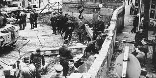 13 de agosto 1961 inicia la construcción del muro de berlín. 58 Anos De La Construccion Del Muro De Berlin La Pared Que Dividio El Mundo