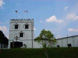 margherita 城堡位于astana 附近 建于1879 年 这座城堡亦是为charles brooke 的妻子ranee margaret 而建 它占据非常重要的地形 深具战略地位 主要是为了抵御外敌来侵略古晋城 特别是来自砂拉越河下游的敌人 这座城堡后来被翻修过 如今 它已被转作 kuching