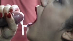 Éjaculation sur la langue en gros plan