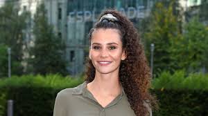 She is known for her collaborations with fellow filmmaker ryan fleck. Betty Taube Es War Schon Naiv So Fruh Zu Heiraten Gala De