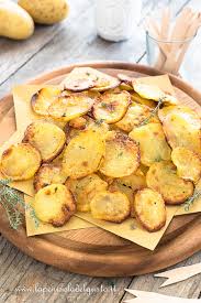 In tre ciotole diverse condite le tre verdure con sale e olio. Chips Di Patate Croccanti Saporite Sia Al Forno Che Fritte