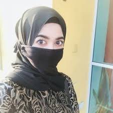 Diya pulang ke malaysia setelah lama menghilangkan diri apabila pertunangannya dibatalkan oleh iyad, dia terpaksa pulang ke kampung bertemu dengan keluarga angkat dan bakal keluarga mertuanya. Eja Lorena Lorenaeja Twitter