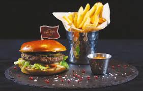 Apostolache, jud.prahova, este una de familie si cu totii avem rolul nostru bine stabilit. Burgeri Din Porc MangaliÅ£a Si Coaste Cu FeteascÄƒ IatÄƒ Noul Meniu Hard Rock Cafe Bucuresti Realizat De Chef Paul Oppenkamp