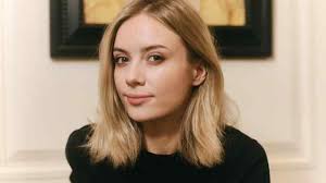 My Name Is Lucy Barton, Bridge Theatre, London — Laura Linney in an  impressively pure adaptation